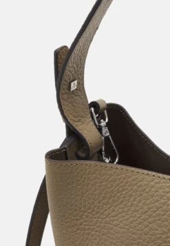 Marc O'Polo BRINJA - Handtasche - Dusty Earth 9 Marc O'Polo BRINJA - Handtasche - Dusty Earth -Mode Familie bb2d81ce1ad64ca885a9c71bd370a5d6