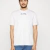 Marc O'Polo SHORT SLEEVE PRINTED ARTWORK AT CHESTRIBBED NECK TRI - T-Shirt Basic - White
