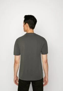 Marc O'Polo 2 PACK - T-Shirt Basic - Grey/white 8 Marc O'Polo 2 PACK - T-Shirt Basic - Grey/white -Mode Familie bd81384486e44ad4ac1f5bd6b5e76854