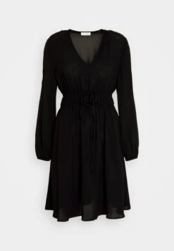 Marc O'Polo DRESS FEMININ STYLE DEEP V-NECK FITTED WAIST - Freizeitkleid - Black 10 Marc O'Polo DRESS FEMININ STYLE DEEP V-NECK FITTED WAIST - Freizeitkleid - Black -Mode Familie bec2dc6fd60f417c924aa56b4954b4ed