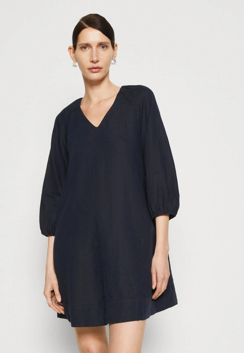 Marc O'Polo DRESS SHORT LENGTH A LINE FEMININE NECKLINE - Freizeitkleid - Deep Blue Sea 4 Marc O'Polo DRESS SHORT LENGTH A LINE FEMININE NECKLINE - Freizeitkleid - Deep Blue Sea – Bild 4
