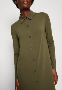Marc O'Polo DRESS LONG SLEEVE COLLAR BUTTON PLACKET - Jerseykleid - Wild Olive -Mode Familie bf830ff3cd9e4a16aabc1900ac2816fb