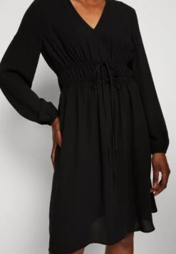 Marc O'Polo DRESS FEMININ STYLE DEEP V-NECK FITTED WAIST - Freizeitkleid - Black 11 Marc O'Polo DRESS FEMININ STYLE DEEP V-NECK FITTED WAIST - Freizeitkleid - Black -Mode Familie c361af8225654529a15b877714d52d27
