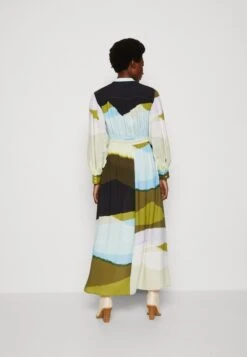 Marc O'Polo DRESS FEMININ STYLE FITTED WAIST ANKLE LENGTH - Maxikleid - Multi 8 Marc O'Polo DRESS FEMININ STYLE FITTED WAIST ANKLE LENGTH - Maxikleid - Multi -Mode Familie c81f1880d1b149b2bebee12b179dc53d