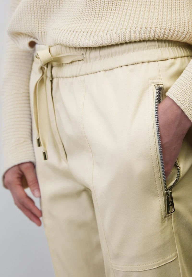 Marc O'Polo TRAVEL MODELL LONTTA AUS - Stoffhose - Chalky Sand 1 Marc O'Polo TRAVEL MODELL LONTTA AUS - Stoffhose - Chalky Sand