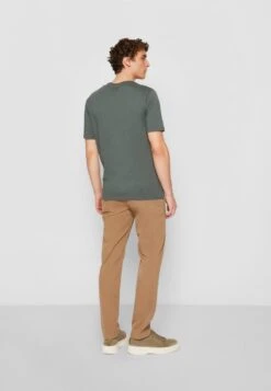 Marc O'Polo SHORT SLEEVE LOGO - T-Shirt Basic - Mangrove -Mode Familie cb3cd6f02b0541e0a481709585e87d0e