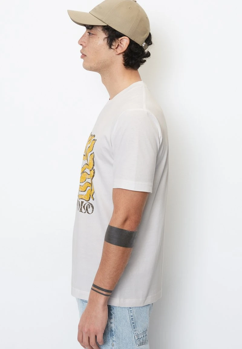 Marc O'Polo REGULAR MIT BRUST-PRIN - T-Shirt Print - White 4 Marc O'Polo REGULAR MIT BRUST-PRIN - T-Shirt Print - White – Bild 4