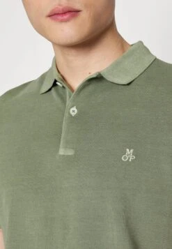 Marc O'Polo SHORT SLEEVE, COLLAR AND CUFFS, SLITS AT HEM - Poloshirt - Olive -Mode Familie d1745839da3e474f97d75b7ea18cf741