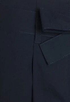 Marc O'Polo HIGH RISE PLEATS BELT - Shorts - Deep Blue Sea -Mode Familie d18544bb730340849f4624f0bb1c55bd