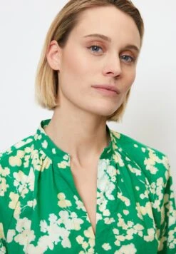 Marc O'Polo V-NECK- MIT ALLOVER-PRINT AUS PAPERTOUCH - Bluse - Green 9 Marc O'Polo V-NECK- MIT ALLOVER-PRINT AUS PAPERTOUCH - Bluse - Green -Mode Familie d5bc8223689946dda7050fcd8cd46540