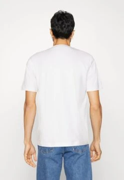 Marc O'Polo SHORT SLEEVE PRINTED ARTWORK AT CHESTRIBBED NECK TRI - T-Shirt Basic - White 8 Marc O'Polo SHORT SLEEVE PRINTED ARTWORK AT CHESTRIBBED NECK TRI - T-Shirt Basic - White -Mode Familie d63f1ec0b1ff475ca05f54949c7d101e