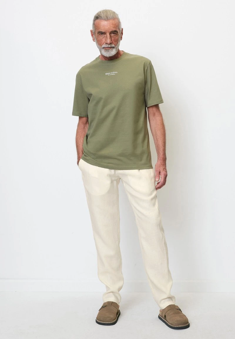 Marc O'Polo REGULAR AUS SOFTER - T-Shirt Basic - Olive 2 Marc O'Polo REGULAR AUS SOFTER - T-Shirt Basic - Olive – Bild 2