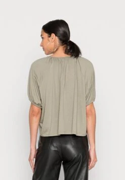 Marc O'Polo BLOUSE DEEP BOAT NECK RUFFELS AT NECKLINE PUFFER SLEEV - Bluse - Sundried Sage 8 Marc O'Polo BLOUSE DEEP BOAT NECK RUFFELS AT NECKLINE PUFFER SLEEV - Bluse - Sundried Sage -Mode Familie d7d04d38646542aabf3bda9accd70256