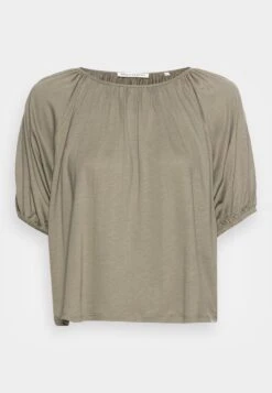 Marc O'Polo BLOUSE DEEP BOAT NECK RUFFELS AT NECKLINE PUFFER SLEEV - Bluse - Sundried Sage 9 Marc O'Polo BLOUSE DEEP BOAT NECK RUFFELS AT NECKLINE PUFFER SLEEV - Bluse - Sundried Sage -Mode Familie de319992e94b41b9b0bf764aa4c00777