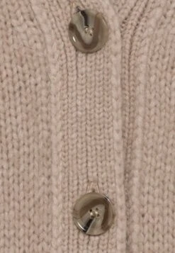Marc O'Polo CARDIGAN LONGSLEEVE V NECK - Strickjacke - Frosty Sand 8 Marc O'Polo CARDIGAN LONGSLEEVE V NECK - Strickjacke - Frosty Sand -Mode Familie dfc2722684184d08a1ba68a05dc5fdae