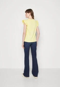 Marc O'Polo DENIM SLEEVELESS RUFFLES AT ARMHOLE - T-Shirt Print - Buttercup 8 Marc O'Polo DENIM SLEEVELESS RUFFLES AT ARMHOLE - T-Shirt Print - Buttercup -Mode Familie e1f113197f7c45d5ad8aeaab70c95373