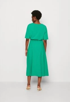 Marc O'Polo DRESS WAISTLINE EXPRESION - Jerseykleid - Vivid Green 8 Marc O'Polo DRESS WAISTLINE EXPRESION - Jerseykleid - Vivid Green -Mode Familie e3d11edba52f4c67a229da69b9d22cda