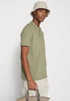 Marc O'Polo SHORT SLEEVE BUTTON PLACKET SLITS EMBROIDE - Poloshirt - Bistro Green 9 Marc O'Polo SHORT SLEEVE BUTTON PLACKET SLITS EMBROIDE - Poloshirt - Bistro Green -Mode Familie e513b013924945bc8923d9eb562b2c4b
