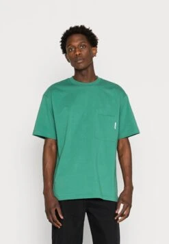 Marc O'Polo DENIM SHORT SLEEVE CHEST POCKET - T-Shirt Basic - Green Depths -Mode Familie e7fa02f41257487997cc28e23e735ebb 1