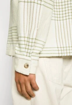 Marc O'Polo WITH CAMP COLLAR LONG SLEEVE TWO PATCHED FLAP POCKET - Leichte Jacke - White 11 Marc O'Polo WITH CAMP COLLAR LONG SLEEVE TWO PATCHED FLAP POCKET - Leichte Jacke - White -Mode Familie e85dd75cc45543e693c6ce8343616410