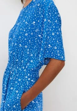 Marc O'Polo DENIM KURZER OVERALL MIT RÜCKENAUSSCHNITT AUS FLIESSE - Jumpsuit - Multi Mediterranean Blue 9 Marc O'Polo DENIM KURZER OVERALL MIT RÜCKENAUSSCHNITT AUS FLIESSE - Jumpsuit - Multi Mediterranean Blue -Mode Familie e85f4e44aa6545e3a0572a023236b104 1