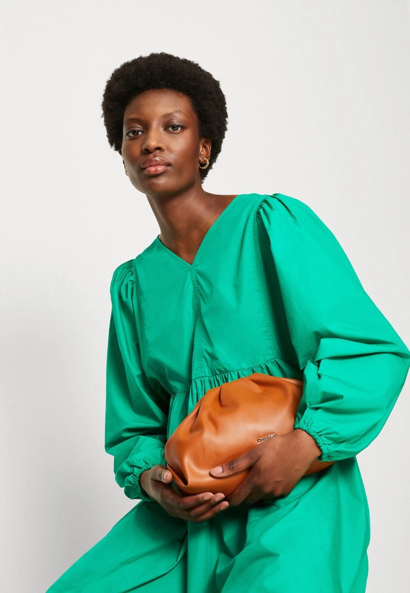 Marc O'Polo DRESS FEMININE STYLE SLEEVE VOLUME V NECK SHORT LENGTH - Freizeitkleid - Vivid Green 4 Marc O'Polo DRESS FEMININE STYLE SLEEVE VOLUME V NECK SHORT LENGTH - Freizeitkleid - Vivid Green – Bild 4