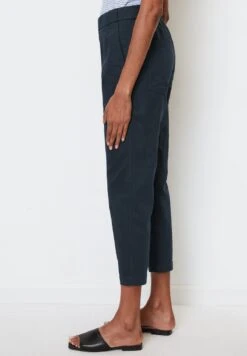 Marc O'Polo BARREL SHAPE MIT GUMMIZUG - Stoffhose - Deep Blue Sea 9 Marc O'Polo BARREL SHAPE MIT GUMMIZUG - Stoffhose - Deep Blue Sea -Mode Familie eb05ace61c054a418041e34ada46fb14