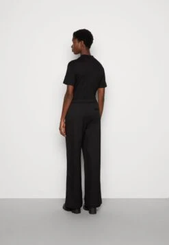 Marc O'Polo PANTS FLUENT TRACK PANTS JOGGING STYLE WIDE LEG - Jogginghose - Black -Mode Familie ef6024f86482466ca94f62f94b689ef5