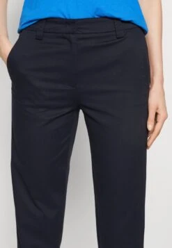 Marc O'Polo MODERN STYLE TAPERED LEG HIGH RISE WELT POCKET - Chino - Thunder Blue 9 Marc O'Polo MODERN STYLE TAPERED LEG HIGH RISE WELT POCKET - Chino - Thunder Blue -Mode Familie f1a7fa4ada884f8198ccb8bddd9b2ba2