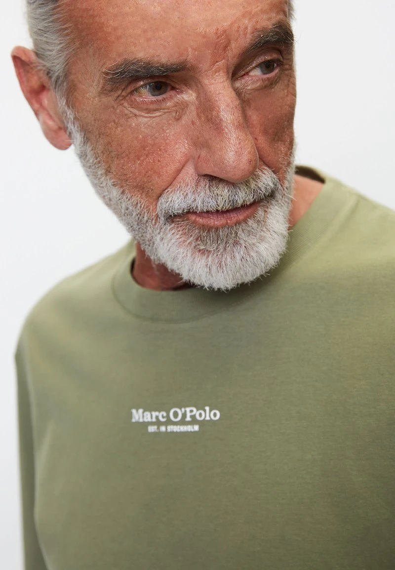 Marc O'Polo REGULAR AUS SOFTER - T-Shirt Basic - Olive 5 Marc O'Polo REGULAR AUS SOFTER - T-Shirt Basic - Olive – Bild 5