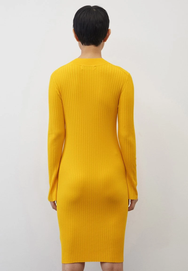 Marc O'Polo LONGSLEEVE, SMALL STAND-UP COLLAR - Strickkleid - Morning Sun 2 Marc O'Polo LONGSLEEVE, SMALL STAND-UP COLLAR - Strickkleid - Morning Sun – Bild 2