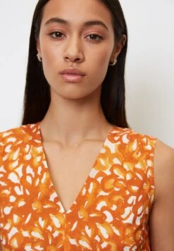 Marc O'Polo ÄRMELLOSE V NECK AUS CRISPY - Top - Orange -Mode Familie f2f39f6ac9794dc891abd292d73fe876