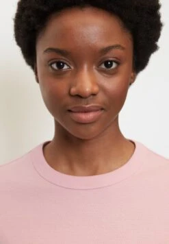 Marc O'Polo DENIM RUNDHALS MIT STRUKTUR AUS - T-Shirt Basic - Matte Rose 10 Marc O'Polo DENIM RUNDHALS MIT STRUKTUR AUS - T-Shirt Basic - Matte Rose -Mode Familie f35fb3972c664b218816108e635919e5