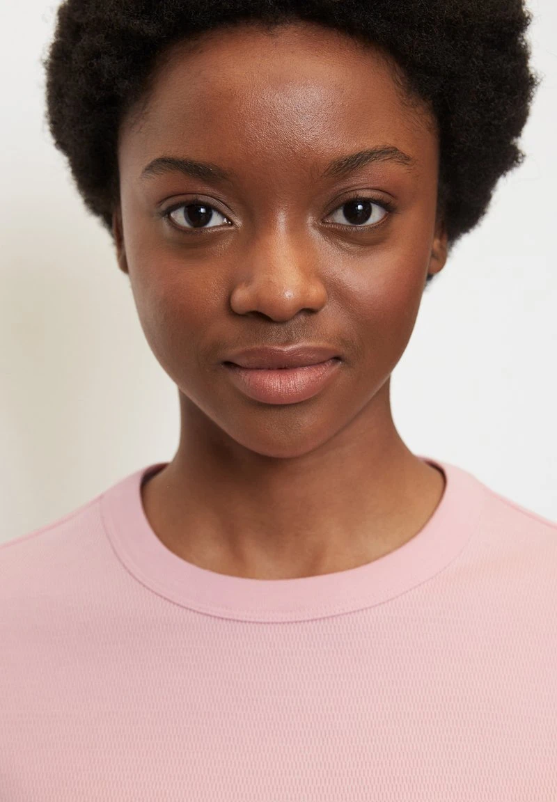 Marc O'Polo DENIM RUNDHALS MIT STRUKTUR AUS - T-Shirt Basic - Matte Rose 5 Marc O'Polo DENIM RUNDHALS MIT STRUKTUR AUS - T-Shirt Basic - Matte Rose – Bild 5