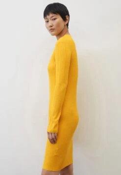 Marc O'Polo LONGSLEEVE, SMALL STAND-UP COLLAR - Strickkleid - Morning Sun 9 Marc O'Polo LONGSLEEVE, SMALL STAND-UP COLLAR - Strickkleid - Morning Sun -Mode Familie f5a40b4da8314e388a6dac3cb7b7da2b