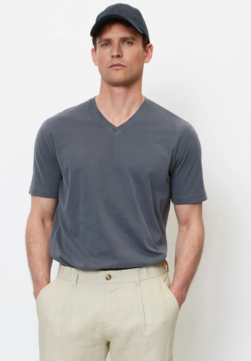 Marc O'Polo V-NECK- REGULAR AUS REINER BIO - T-Shirt Basic - Dark Navy 1 Marc O'Polo V-NECK- REGULAR AUS REINER BIO - T-Shirt Basic - Dark Navy