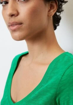 Marc O'Polo SHORT SLEEVE VNECK - T-Shirt Basic - Vivid Green 10 Marc O'Polo SHORT SLEEVE VNECK - T-Shirt Basic - Vivid Green -Mode Familie f8948c0ef7ab42c4a58acd2d0bd6cdbf