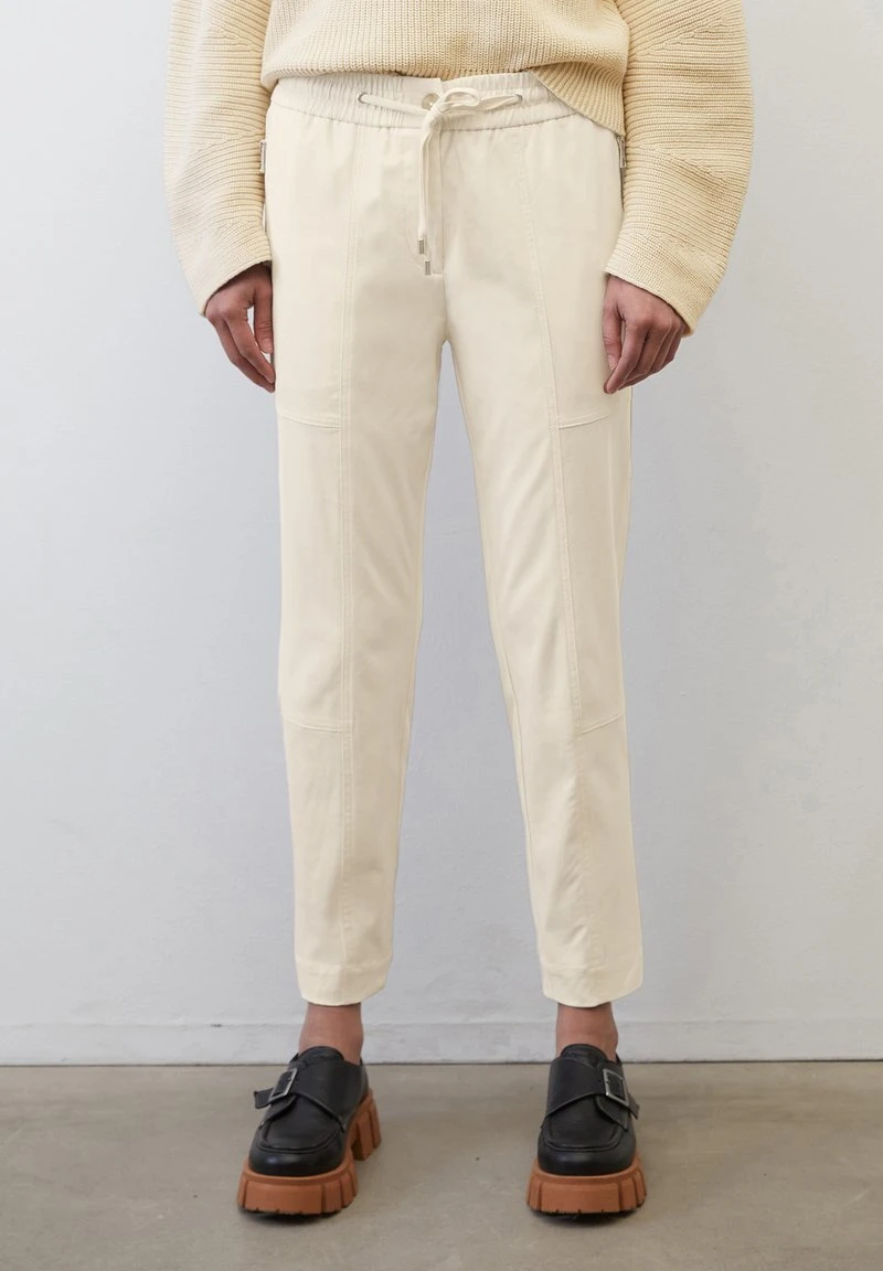 Marc O'Polo TRAVEL MODELL LONTTA AUS - Stoffhose - Chalky Sand 3 Marc O'Polo TRAVEL MODELL LONTTA AUS - Stoffhose - Chalky Sand – Bild 3