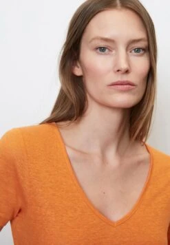 Marc O'Polo V-NECK - T-Shirt Basic - Marigold Orange -Mode Familie fe3d70102768472d93706babe221940d