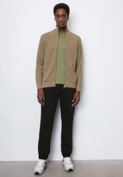 Marc O'Polo Strickjacke - Soft Mocca 10 Marc O'Polo Strickjacke - Soft Mocca -Mode Familie fe6ddc6cdf12446faff6e349dba187f1